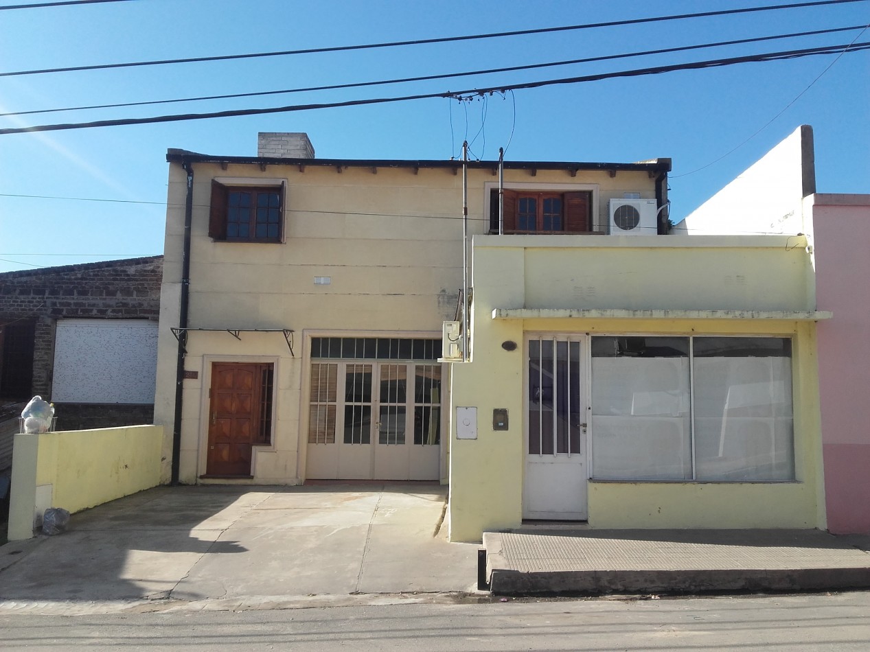 CASA, amplia, toda en PLANTA ALTA, CON GALPON Y LOCAL COMERCIAL, en EXCELENTES condiciones de mantenimiento y uso