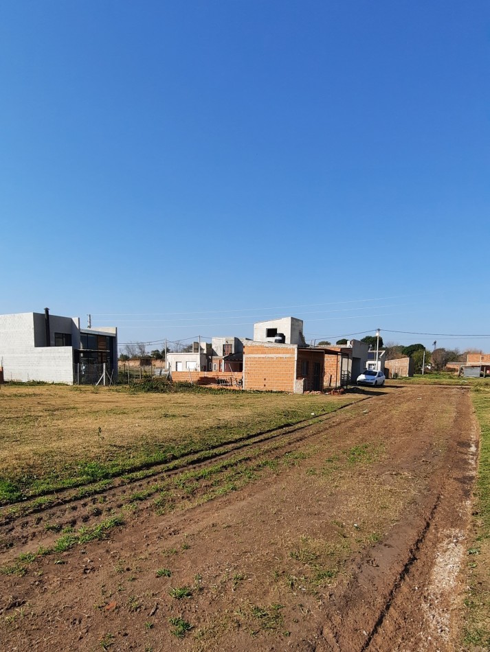 DOS lotes juntos, zona en crecimiento, servicios de agua y cloacas. terrenos nivelados.-