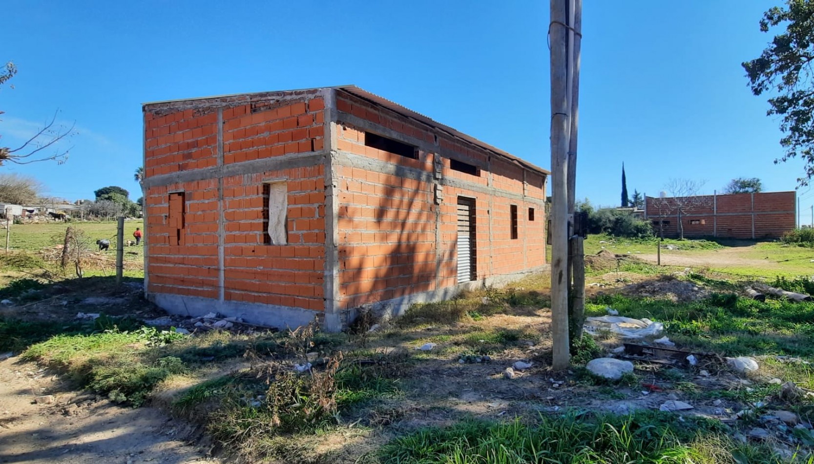 OPORTUNIDAD, casa a terminar, ya techado estar cocina y baño, planos aprobados con 2 dormitorios, terreno de 9.25 x 19 fondo.