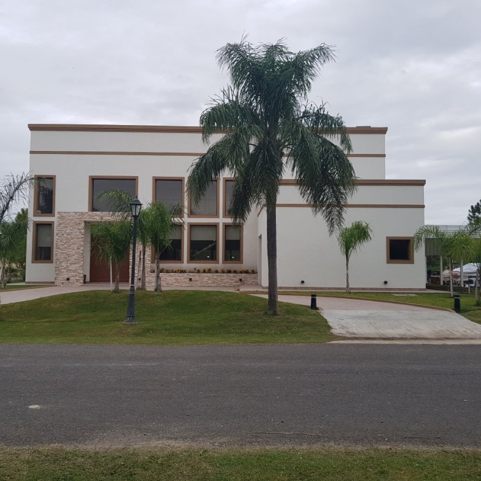 VENTA, casa en Country Solar de Victoria, amplios ambientes, quincho cerrado, pileta, cochera para embarcacion con malacate, todos los servicios