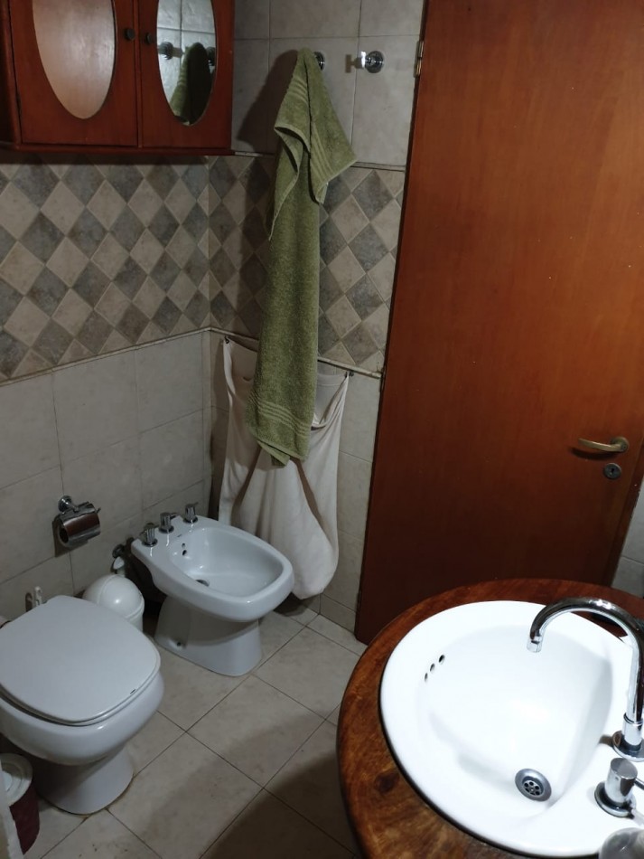 VENTA, muy buena casa en dos plantas con 3 dorm, dos baños, en excelente estado, con gran parque, quincho completo