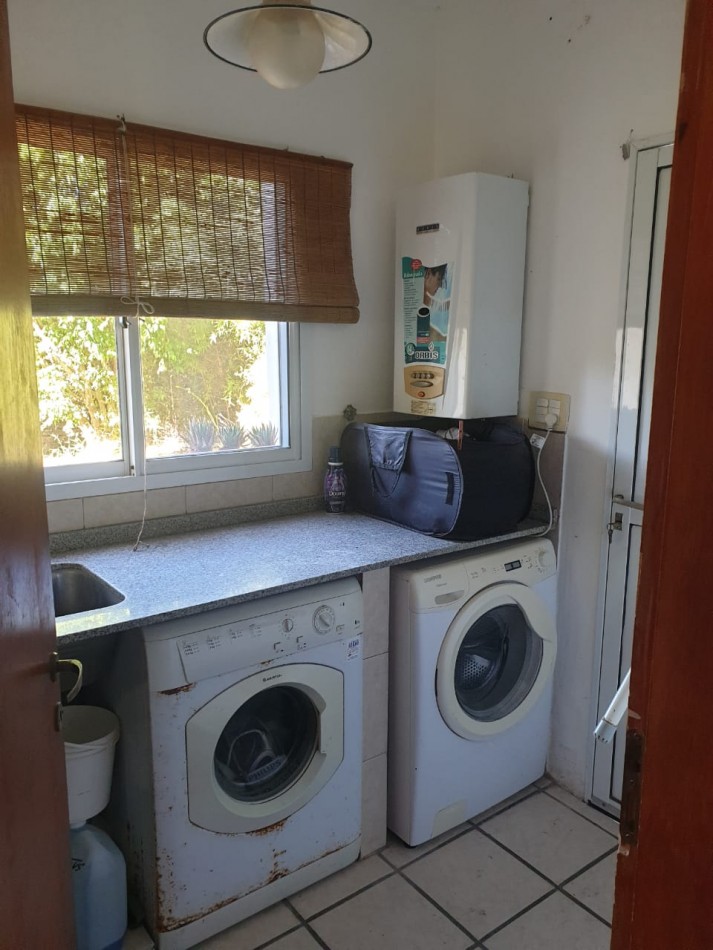 VENTA, muy buena casa en dos plantas con 3 dorm, dos baños, en excelente estado, con gran parque, quincho completo