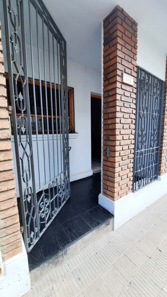 VENTA, muy buena propiedad en pleno centro de la ciudad, EXCELENTE estado, todos los servicios, 2 dorm, cocina separada, placares, 2 baños.