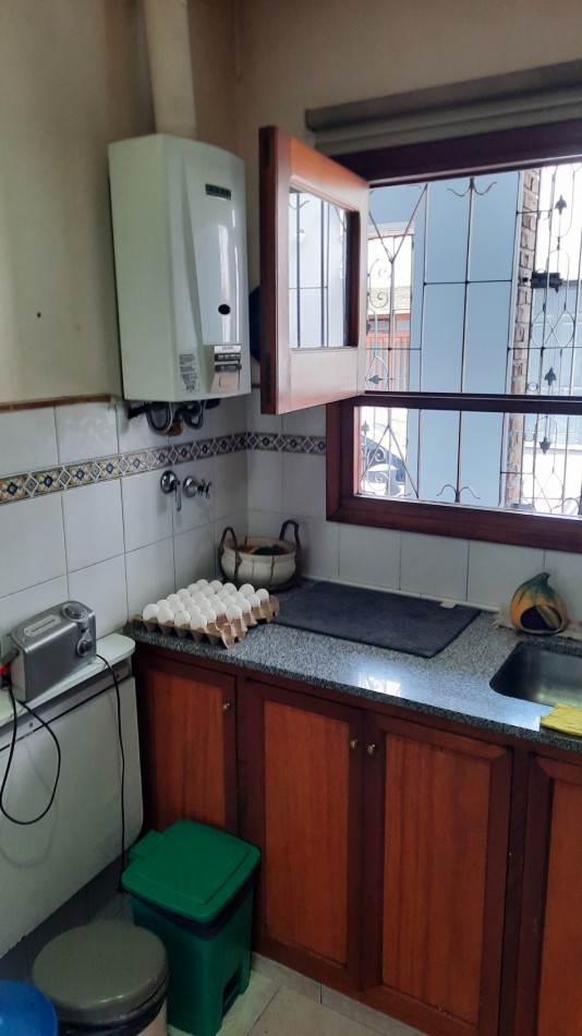 VENTA, muy buena propiedad en pleno centro de la ciudad, EXCELENTE estado, todos los servicios, 2 dorm, cocina separada, placares, 2 baños.