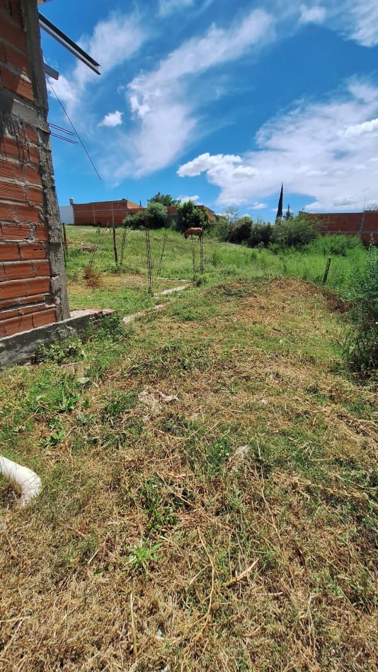 OPORTUNIDAD, casa a terminar, ya techado estar cocina y baño, planos aprobados con 2 dormitorios, terreno de 9.25 x 19 fondo.