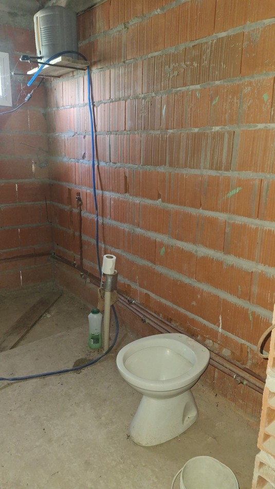 OPORTUNIDAD, casa a terminar, ya techado estar cocina y baño, planos aprobados con 2 dormitorios, terreno de 9.25 x 19 fondo.