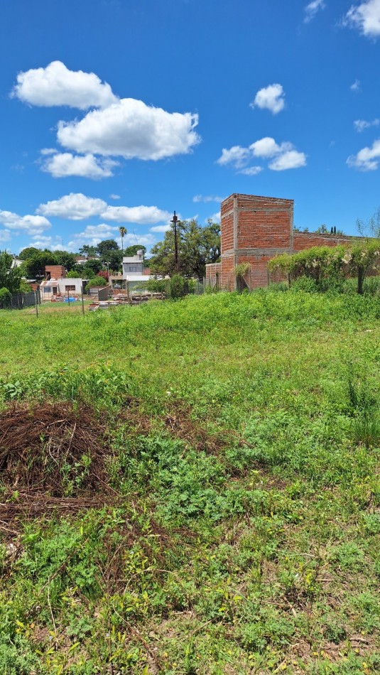 VENTA TERRENO, 10.25 frente x 46m fondo, sobre asfalto, con luz, agua y cloacas, hermoso entorno y barrio.