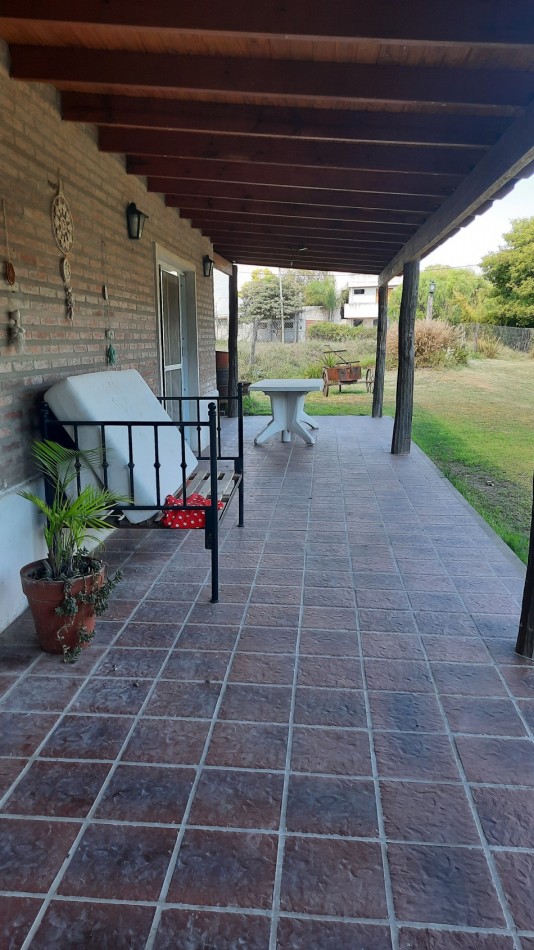 VENTA, muy buena casa en dos plantas con 3 dorm, dos baños, en excelente estado, con gran parque, quincho completo