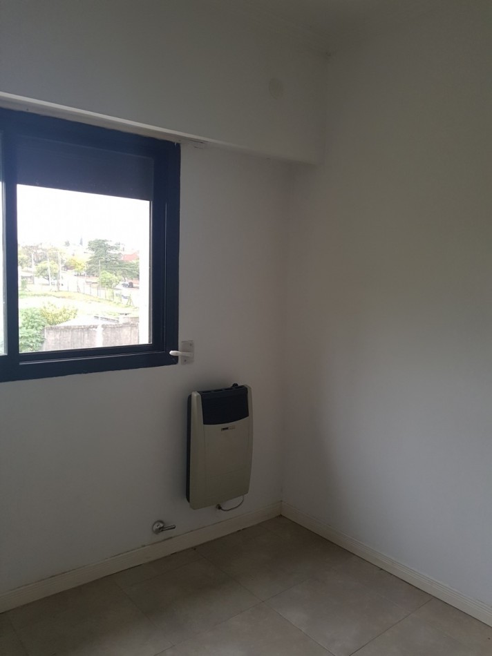 Venta Depto 1 dormitorio, contrafrente, con peq balcon , excelente ubicacion, todos los servicios 