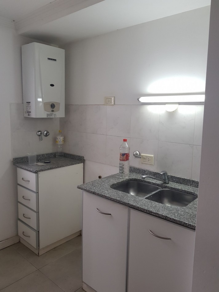 Venta Depto 1 dormitorio, contrafrente, con peq balcon , excelente ubicacion, todos los servicios 