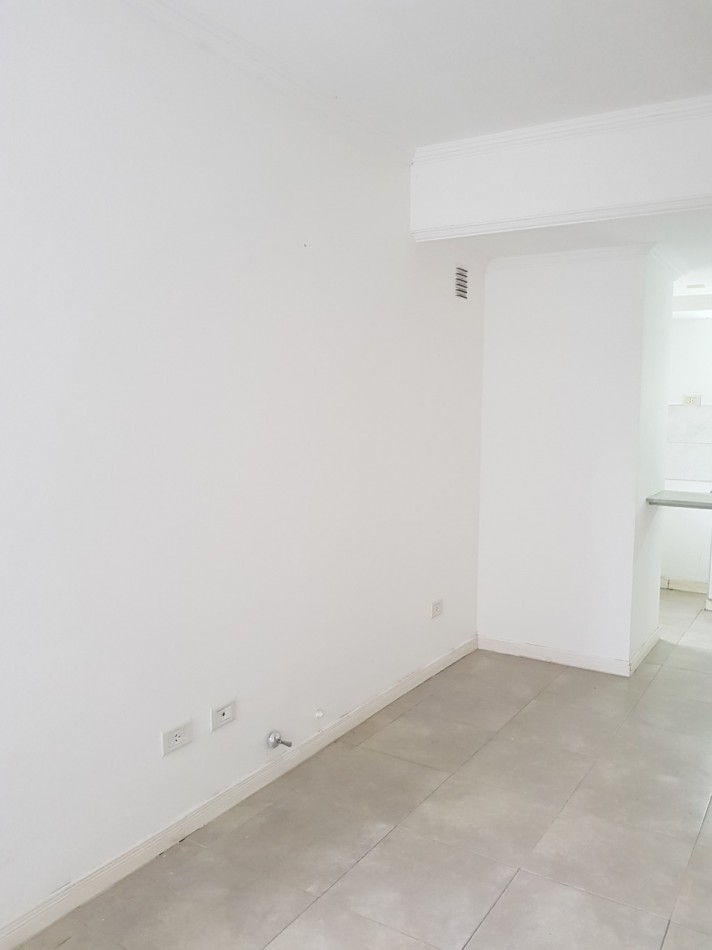 Venta Depto 1 dormitorio, contrafrente, con peq balcon , excelente ubicacion, todos los servicios 