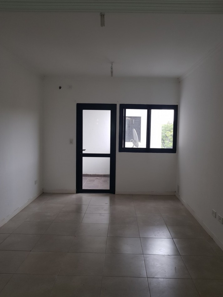 Venta Depto 1 dormitorio, contrafrente, con peq balcon , excelente ubicacion, todos los servicios 