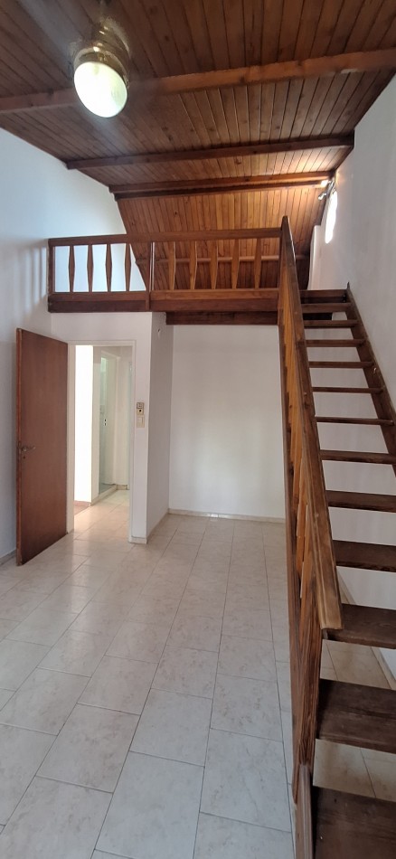 ALQUILER, dos dorm, en 1 er piso por escaleras