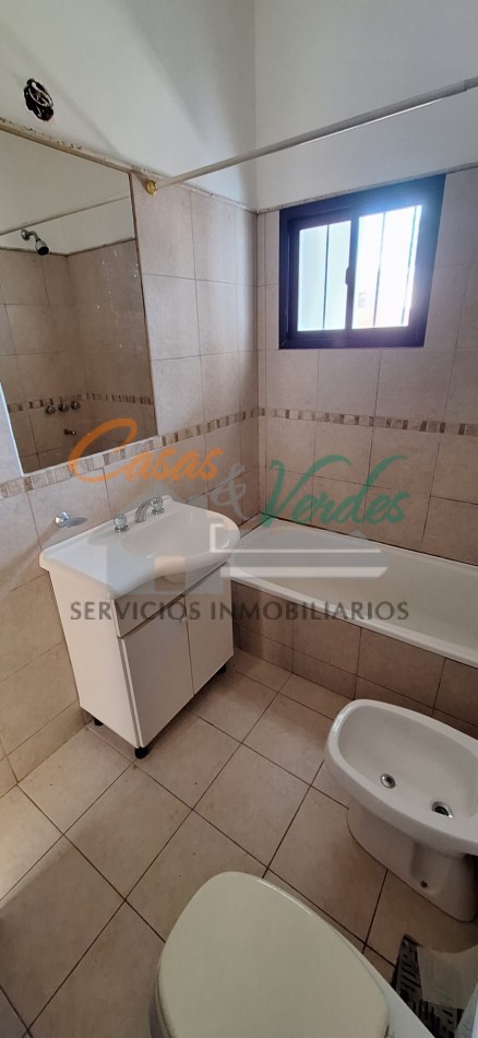Venta, depto 2 dorm., patio de cesped, cochera, todos los servicios