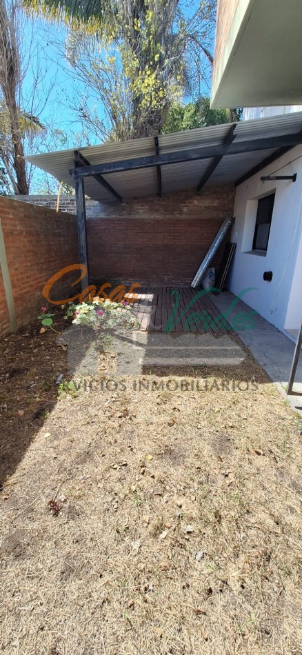 Venta, depto 2 dorm., patio de cesped, cochera, todos los servicios