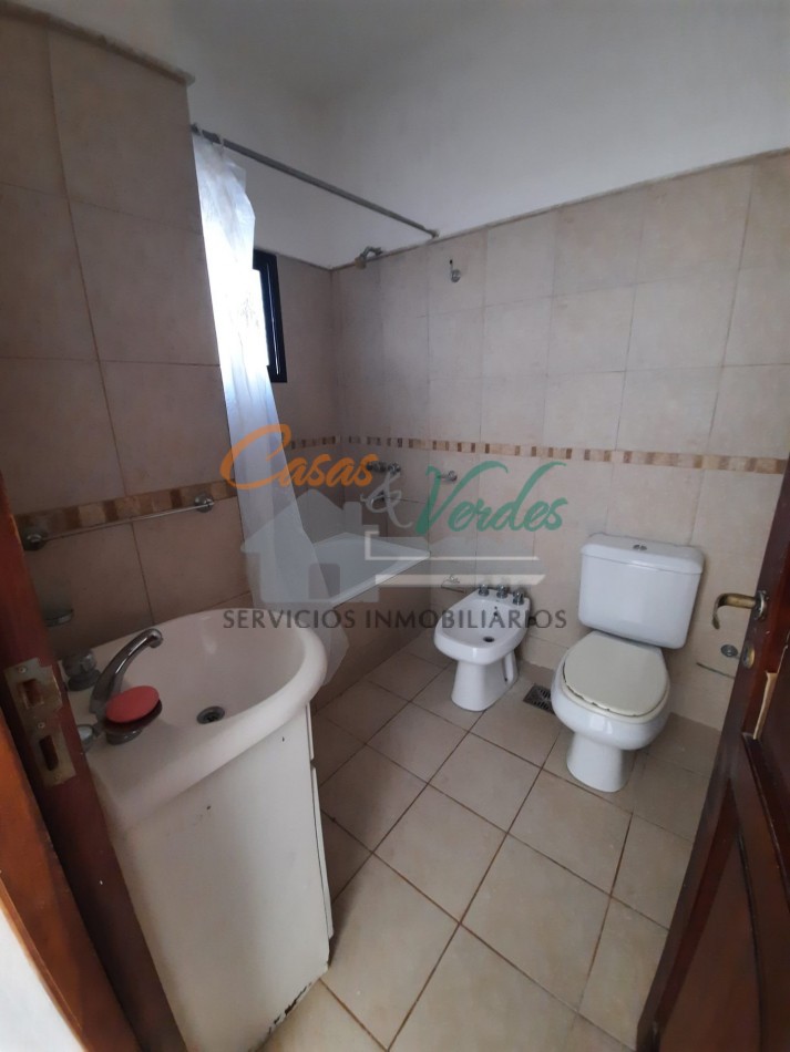 VENTA, depto 1 dormitorio con patio y cochera, todos los servicios
