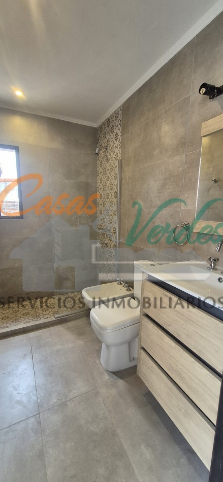 Venta, casa centrica, moderna A ESTRENAR, Laprida al 200