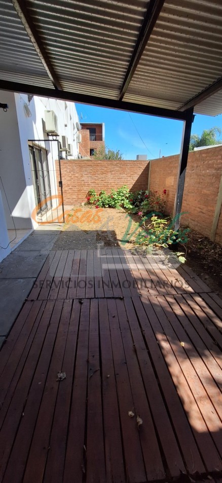 Venta, depto 2 dorm., patio de cesped, cochera, todos los servicios