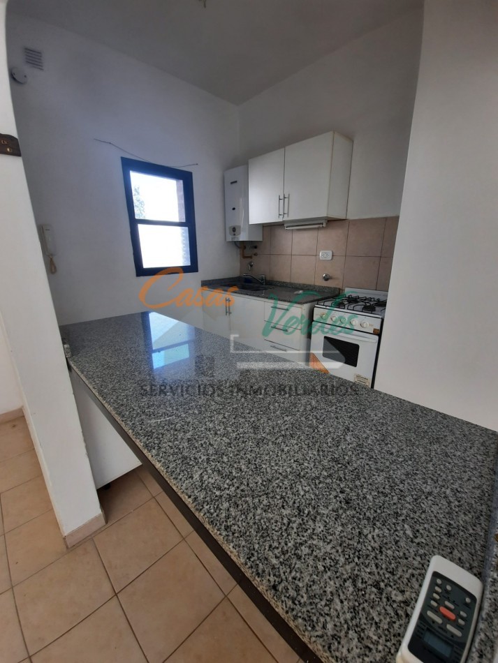 VENTA, depto 1 dormitorio con patio y cochera, todos los servicios
