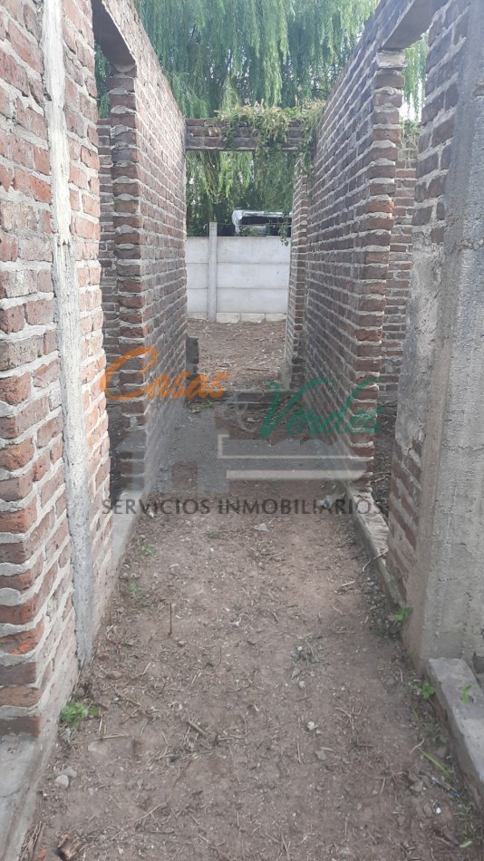 Terreno con principio de construccion, paredes, excelente ubicacion, con todos los servicios basicos