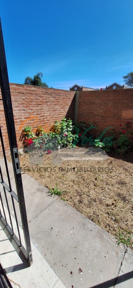 Venta, depto 2 dorm., patio de cesped, cochera, todos los servicios