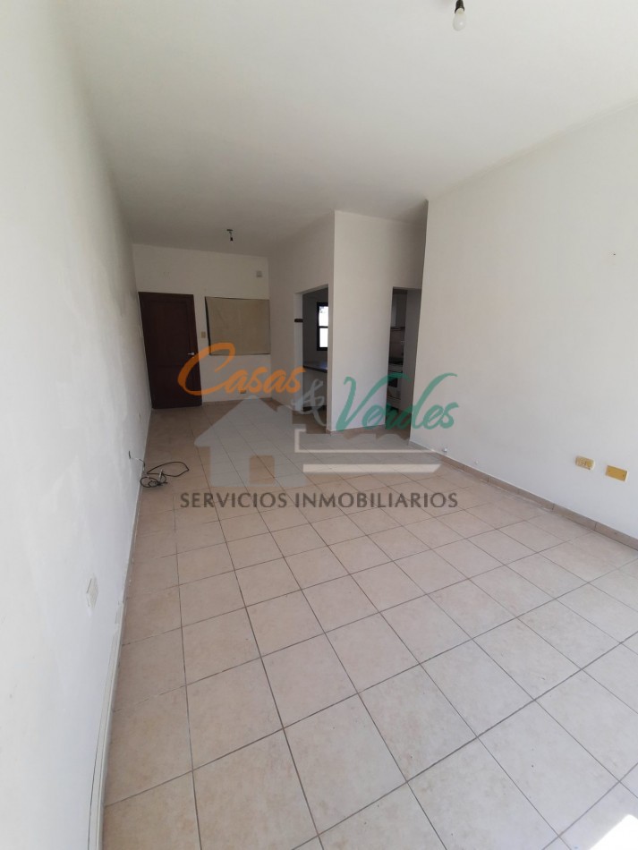 VENTA, depto 1 dormitorio con patio y cochera, todos los servicios