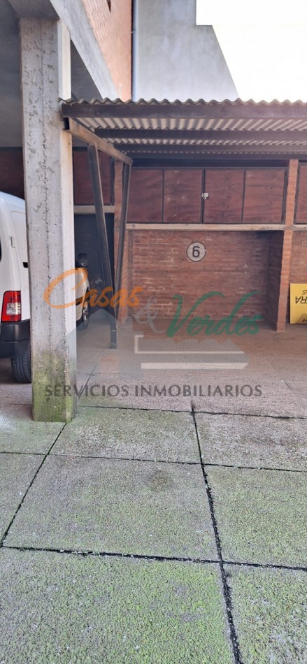 Venta, depto 2 dorm., patio de cesped, cochera, todos los servicios