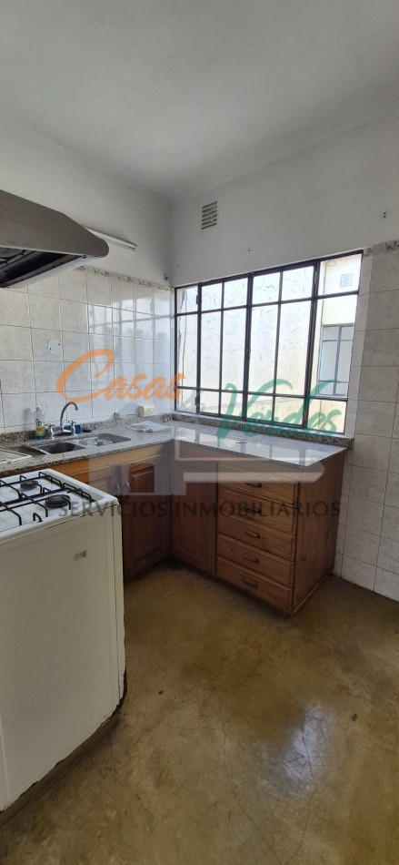 ALQUILER, depto CENTRICO, un dormitorio muy amplio , por escalera, 