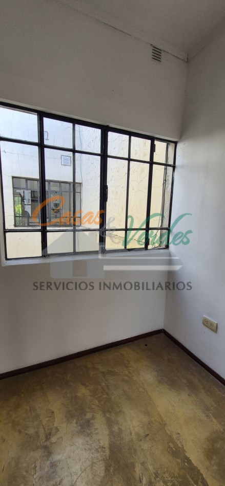ALQUILER, depto CENTRICO, un dormitorio muy amplio , por escalera, 