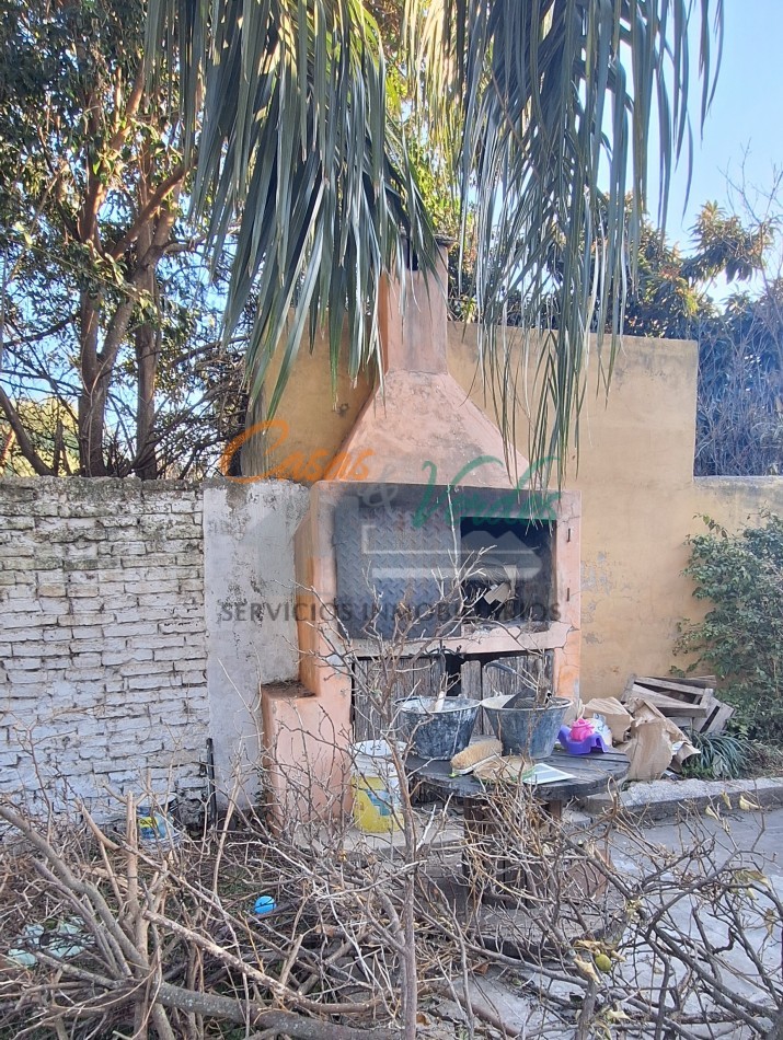 Casa centrica, antigua, en muy buen estado, con patio y cochera, gas natural