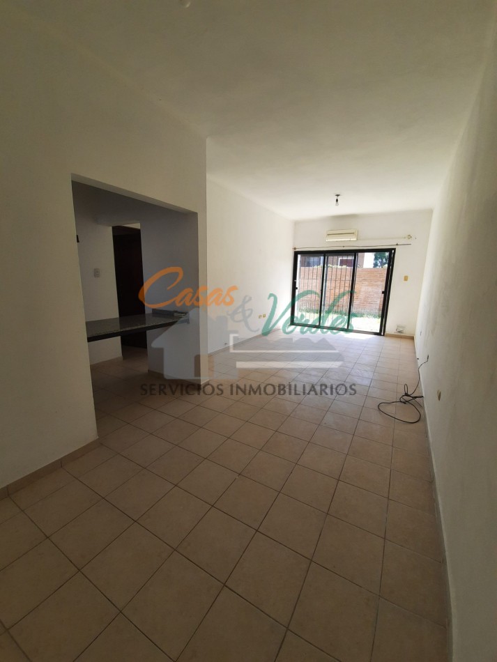 VENTA, depto 1 dormitorio con patio y cochera, todos los servicios
