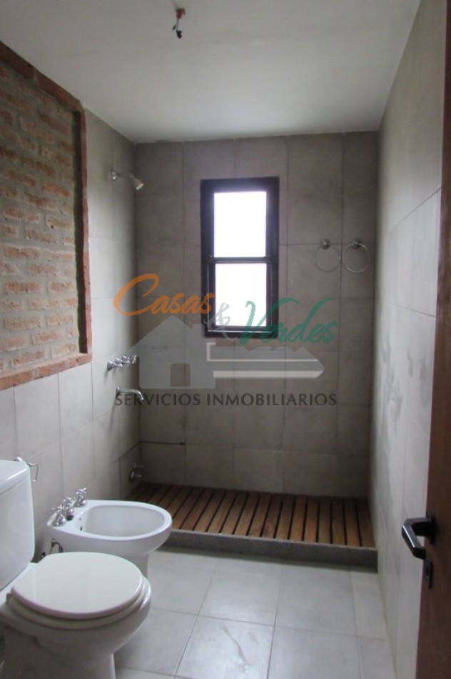 VENTA. Excelente propiedad. Zona residencial sobre Bvar zona hacia costanera. Dos baños. Dos dorm. Amplio patio. Cochera.