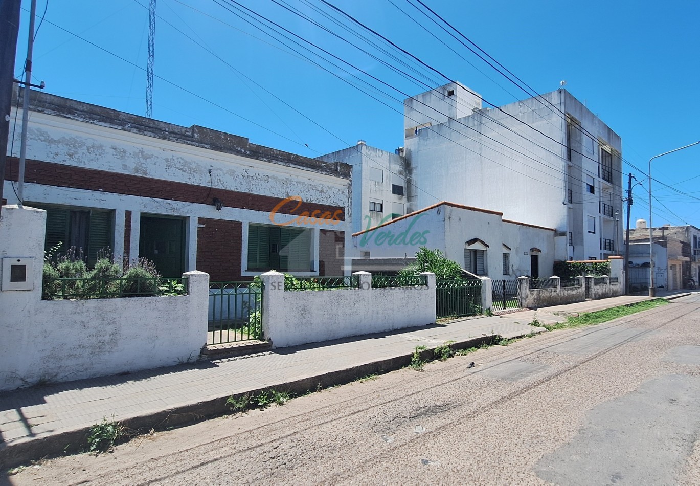 Casa muy buena ubicacion, calle Laprida casi Cuneo, con dos dorm, buen terreno