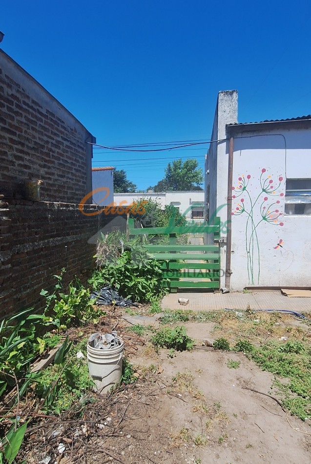 Casa muy buena ubicacion, calle Laprida casi Cuneo, con dos dorm, buen terreno