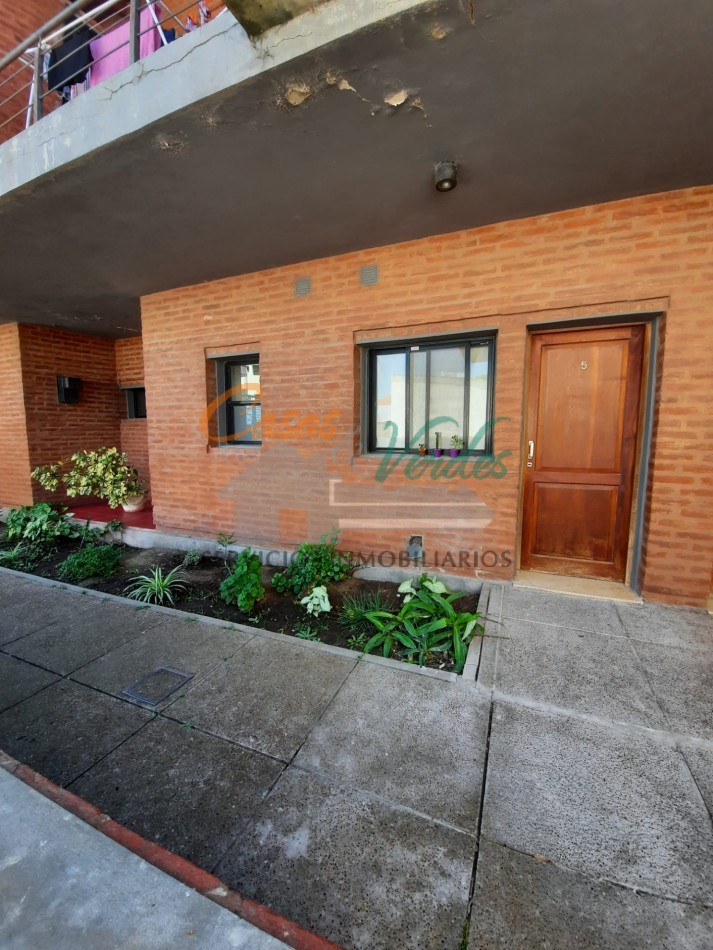 VENTA, depto 1 dormitorio con patio y cochera, todos los servicios