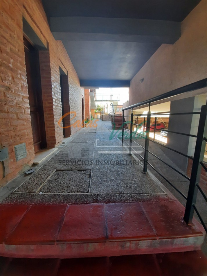 VENTA, depto 1 dormitorio con patio y cochera, todos los servicios
