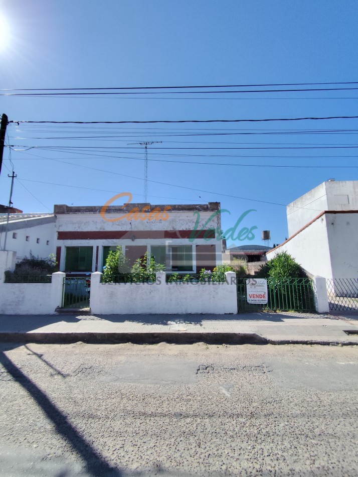 Casa muy buena ubicacion, calle Laprida casi Cuneo, con dos dorm, buen terreno