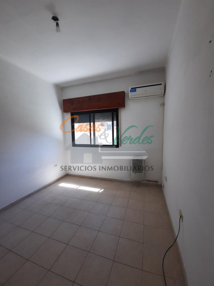VENTA, depto 1 dormitorio con patio y cochera, todos los servicios