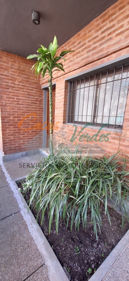Venta, depto 2 dorm., patio de cesped, cochera, todos los servicios
