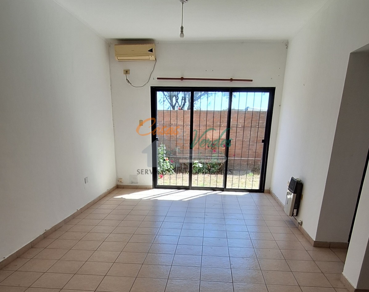 Venta, depto 2 dorm., patio de cesped, cochera, todos los servicios