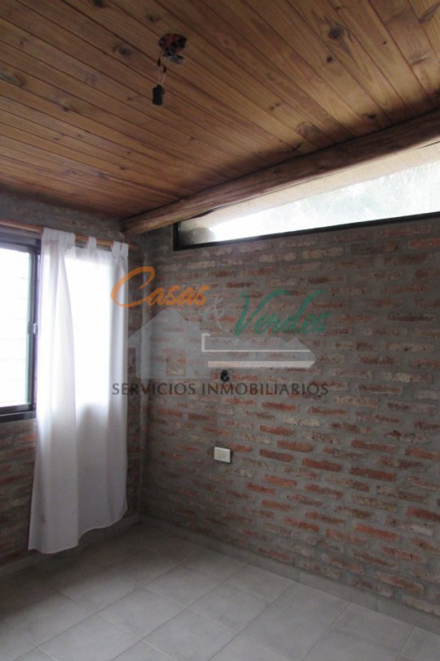 VENTA. Excelente propiedad. Zona residencial sobre Bvar zona hacia costanera. Dos baños. Dos dorm. Amplio patio. Cochera.