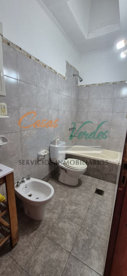ALQUILER, depto CENTRICO, un dormitorio muy amplio , por escalera, 