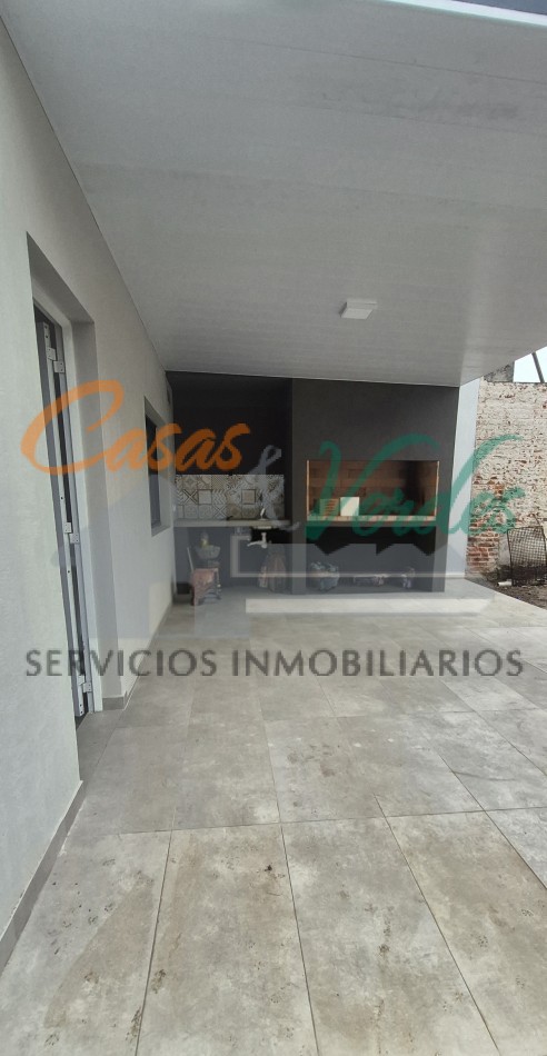 Venta, casa centrica, moderna A ESTRENAR, Laprida al 200