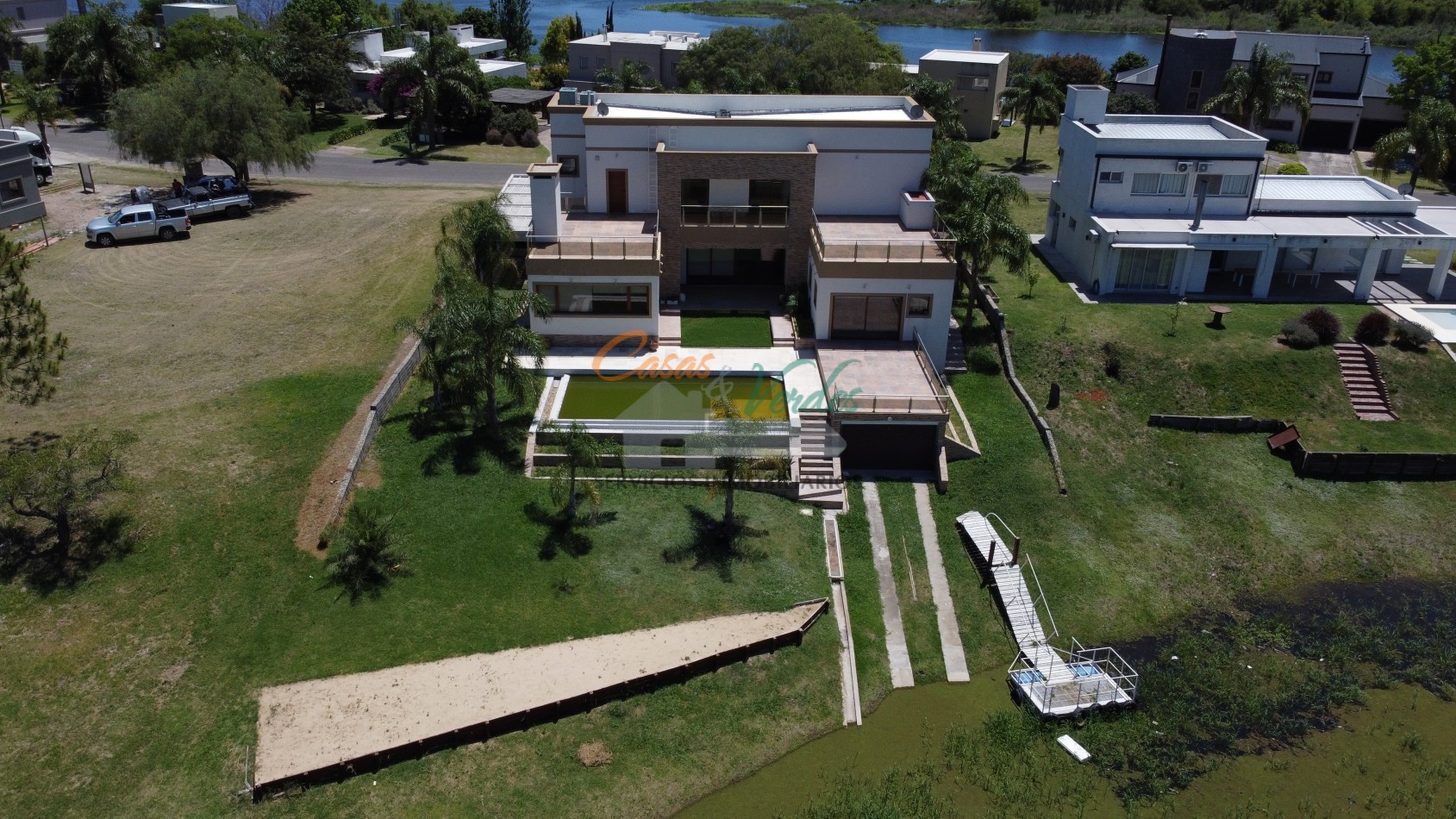 VENTA, casa en Country Solar de Victoria, amplios ambientes, quincho cerrado, pileta, cochera para embarcacion con malacate, todos los servicios