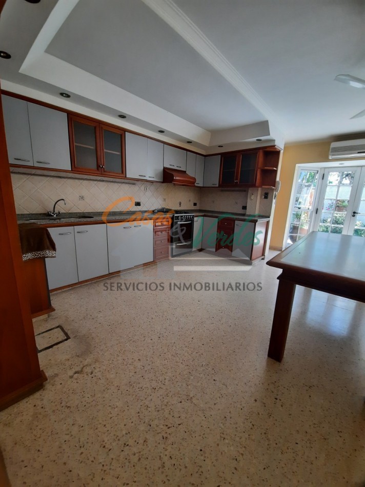 VENTA, PLENO CENTRO, amplios ambientes, 4 dorm. , doble cochera, aberturas de cedro, 3 baños, muy buen estado