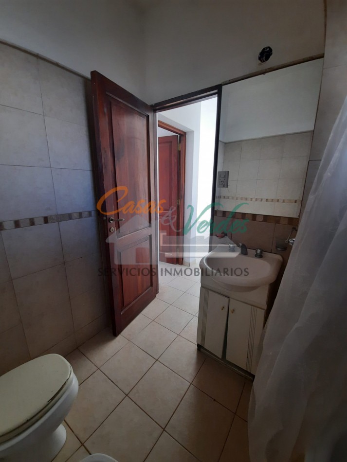 VENTA, depto 1 dormitorio con patio y cochera, todos los servicios