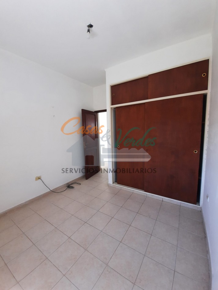 VENTA, depto 1 dormitorio con patio y cochera, todos los servicios