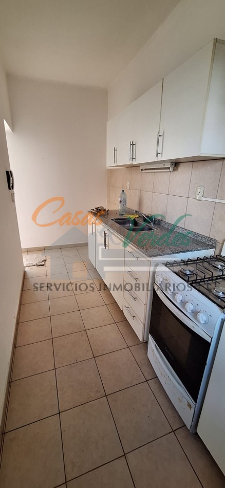 Venta, depto 2 dorm., patio de cesped, cochera, todos los servicios