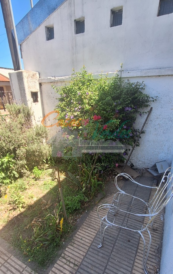 Casa muy buena ubicacion, calle Laprida casi Cuneo, con dos dorm, buen terreno