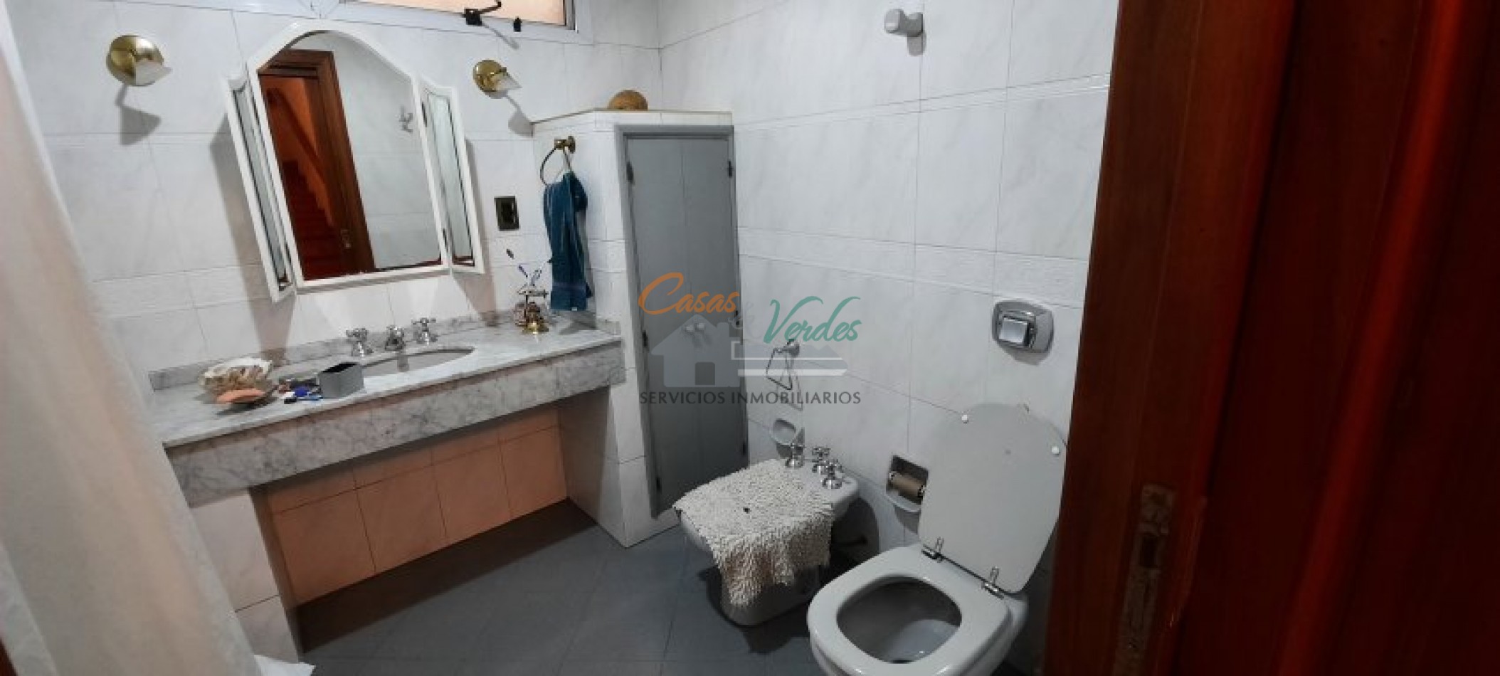 VENTA, PLENO CENTRO, amplios ambientes, 4 dorm. , doble cochera, aberturas de cedro, 3 baños, muy buen estado